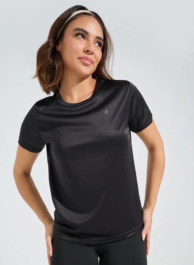 ستايلي اكتيف تيشيرت أساسي بأكمام قصيرة وتفاصيل شعار